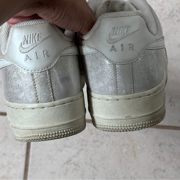 Size 9 NIKE AIR in White & Silver - Picture 6 of 12